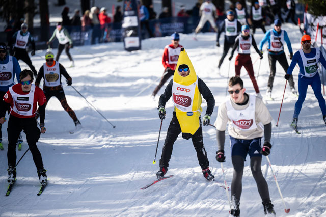 Ein L&auml;ufer tr&auml;gt das Kost&uuml;m einer Banane.