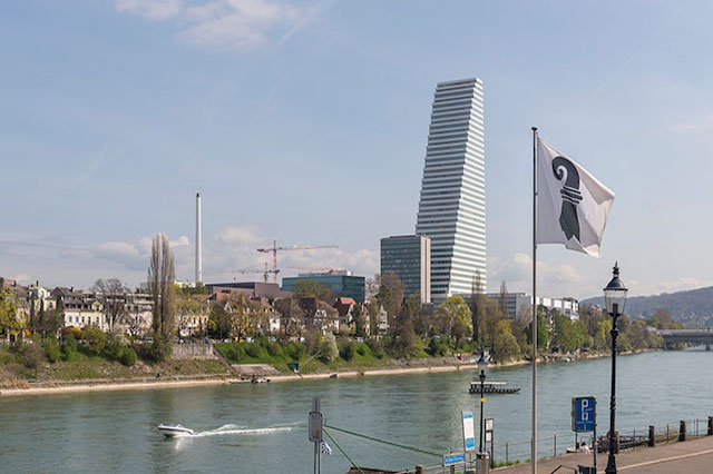 Das Hochhaus der Firma Roche in Basel, direkt am Rheinufer.