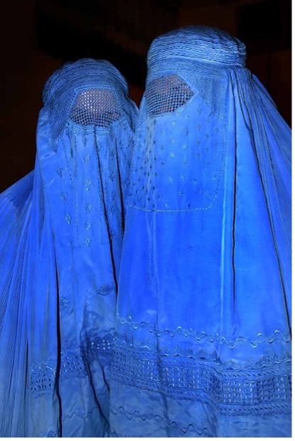 Zwei Frauen aus Afghanistan tragen blaue Burkas.