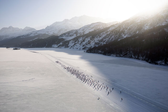 Eine lange Schlange von L&auml;uferinnen und L&auml;ufern zieht sich &uuml;ber den zugefrorenen See.