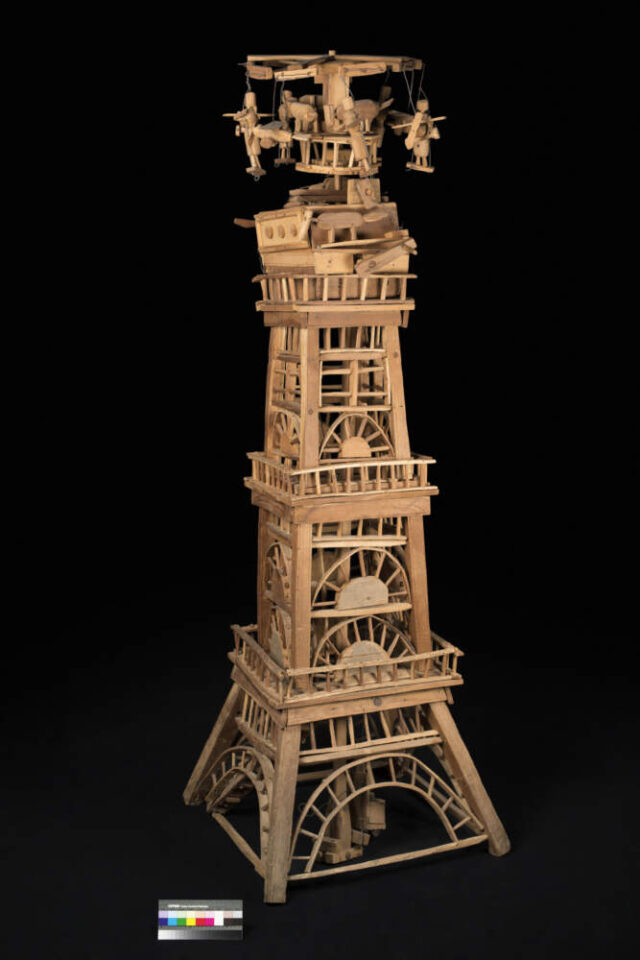 Ein Turm aus Holz vom Künstler Emile Ratier. Die Skulptur hat keinen Namen.