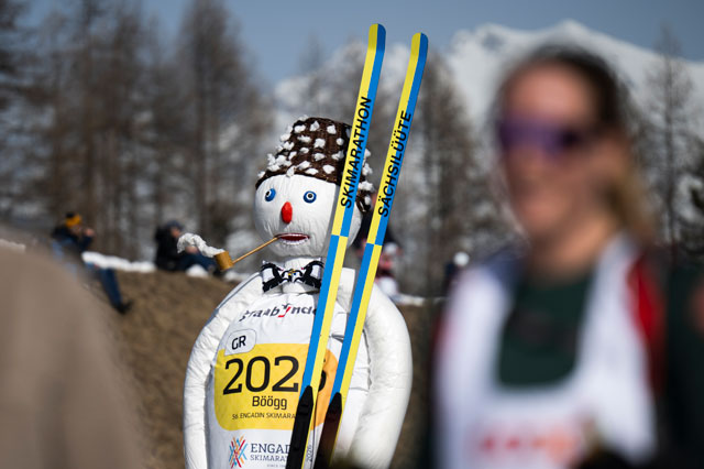 Der B&ouml;&ouml;g steht neben einer L&auml;uferin. Ein paar Langlauf-Ski lehnt an seinen Schultern.