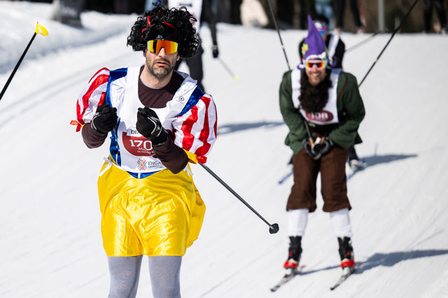 Zwei L&auml;ufer mit Kost&uuml;men. Ein L&auml;ufer tr&auml;gt einen gelben Rock und eine schwarze Locken-Per&uuml;cke.