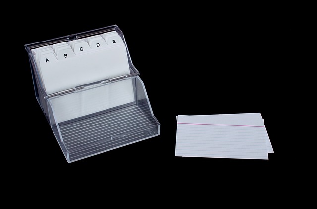 Eine Box mit vielen Karteikarten und einem alphabetischen Register. Neben der Box liegen einzelne Karteikarten.