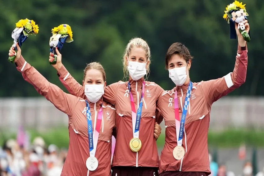 Die Mountain-Bike-Fahrerinnen Sina Frei (Silber), Jolanda Neff (Gold) und Linda Indergand (Bronze) stehen am Dienstag, 27. Juli 2021, in Tokio auf dem Siegerpodest. Sie haben alle Medaillen in der Disziplin Cross-Country für die Schweiz gewonnen.