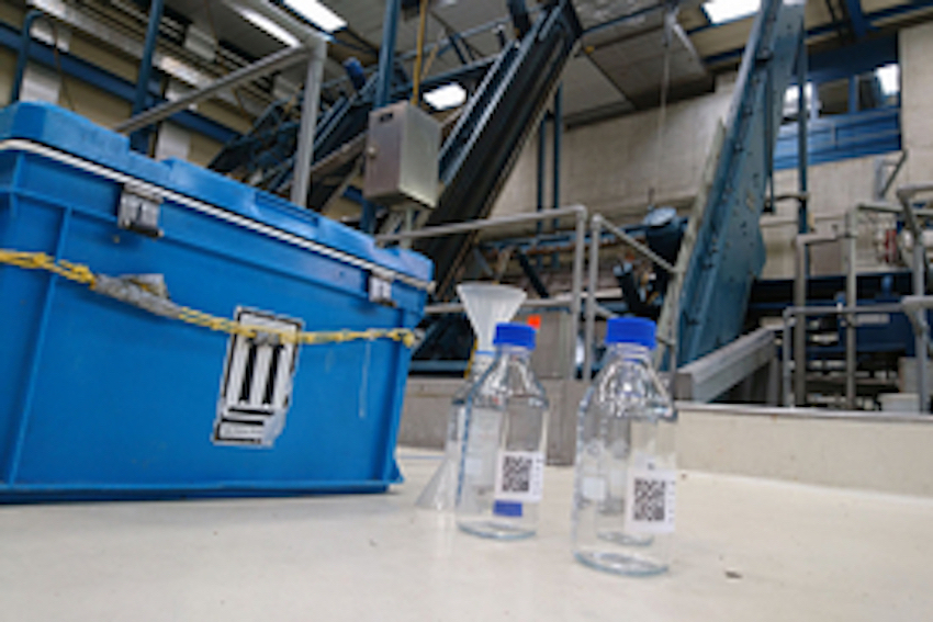 Zwei Glasflaschen mit Abwasserproben aus der Klär·anlage Werdhölzli in Zürich.