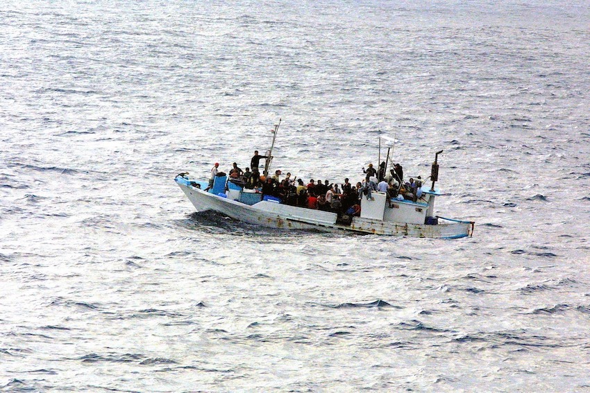 Ein Boot mit Flüchtlingen auf dem Meer.