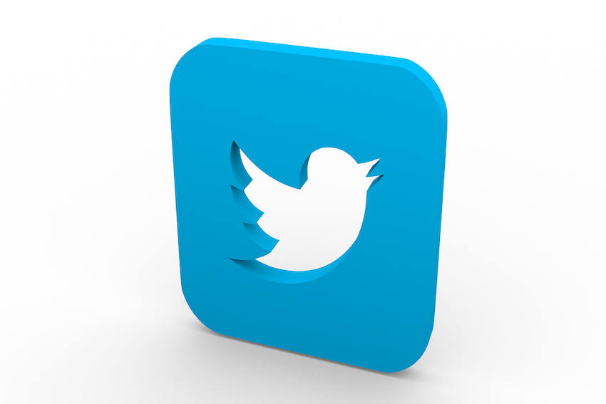 Das Logo von Twitter. Es ist ein himmelblaues Quadrat mit abgerundeten Ecken. In der Mitte ist ein weisser Vogel. Der Vogel hat den Schnabel geöffnet.