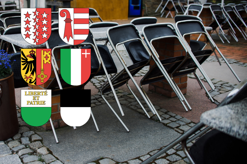 Stühle lehnen mit der Lehne an einem Tisch. Im Foto integriert sind die Wappen der Kantone Wallis, Jura, Genf, Neuenburg, Waadt und Fribourg.