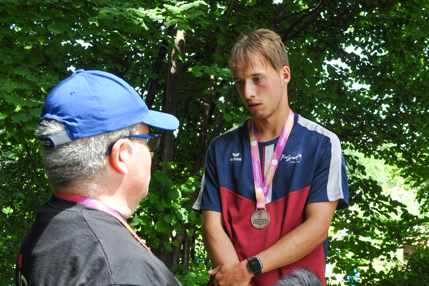 Reporter Pascal im Interview mit Schwimmer Nicola Kälin.