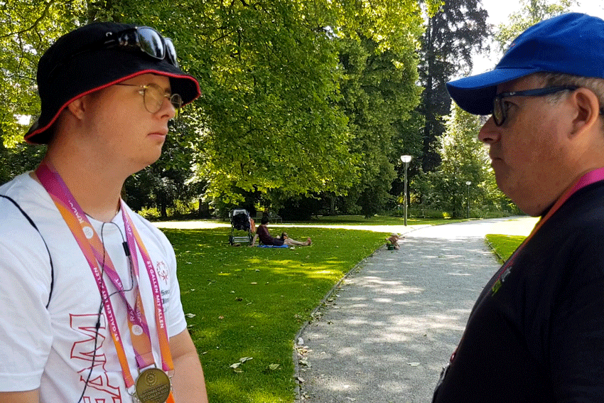 Reporter Pascal interviewt Velofahrer Dorian Locher.