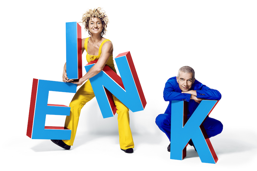 Die beiden Künstler Ursus und Nadeschkin halten die vier grossen, blau-roten Buchstaben: K, N, I, E. Sie stehen für das Wort Knie, den Namen des Schweizer Nationalzirkus.