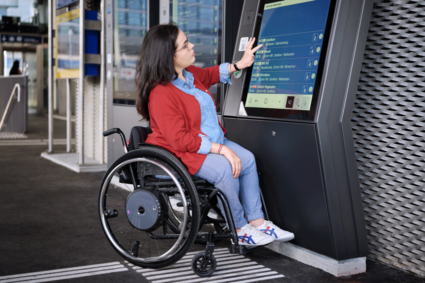 Reisende im Rollstuhl am Bahnhof Zürich Altstetten nutzt einen der interaktiven Bildschirmen «Smart Information Displays» (SID). Reisende im Rollstuhl am Bahnhof Zürich Altstetten nutzt einen der interaktiven Bildschirmen «Smart Information Displays» (SID).