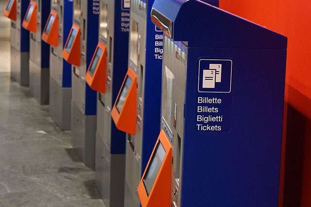Ein Billett-Automat der SBB von der Seite.