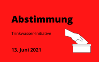 Zeichnung von einer Hand, die einen Zettel in eine Box steckt. Darüber steht: Abstimmung. Neben der Grafik steht: Trinkwasser-Initiative und das Datum 13. Juni 2021.