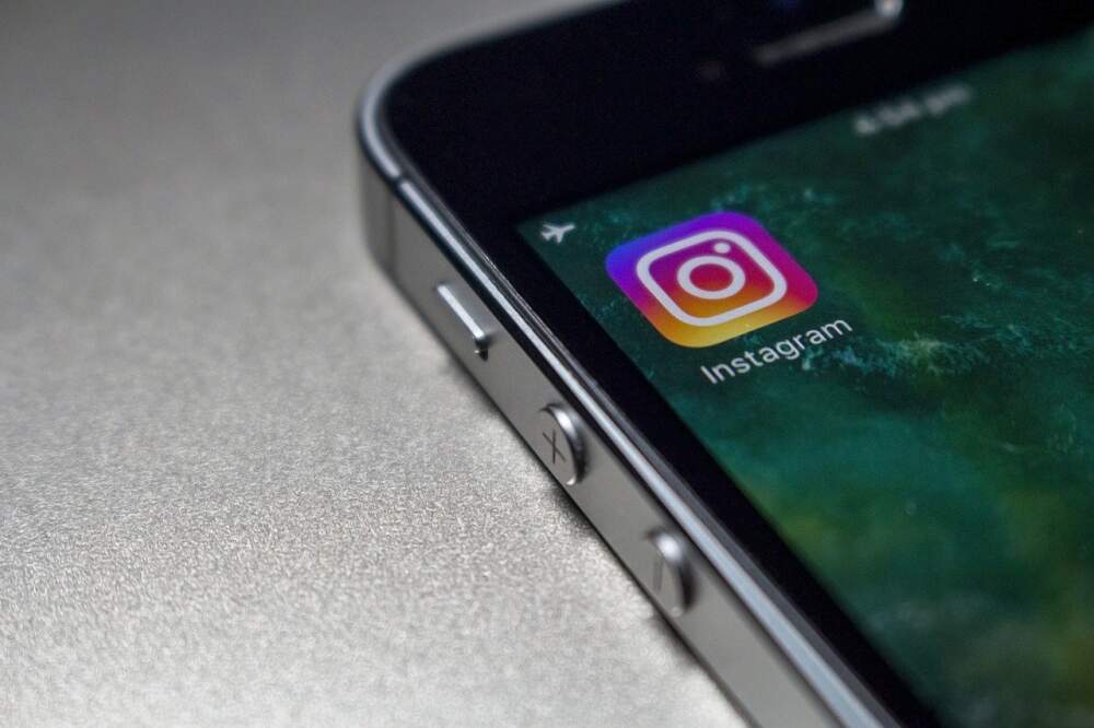 Das Piktogramm von Instagram auf einem Smartphone