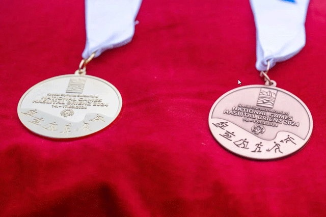 Eine Goldmedaille und eine Bronzemedaille liegen auf einem roten Untergrund. Auf den Medaillen steht: Special Olympics Switzerland - National Games - Haslital Brienz 2024 - 14.-17.03.2024.