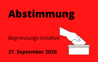 Zeichnung von einer Hand, die einen Zettel in eine Box steckt. Darüber steht: Abstimmung. Neben der Grafik steht: Begrenzungs·initiative und das Datum 27. September 2020.