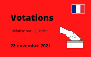 Dessin d’une main qui met un papier dans une boîte. Au-dessus : Votation. A côté : initiative sur la justice, 28 novembre 2021.