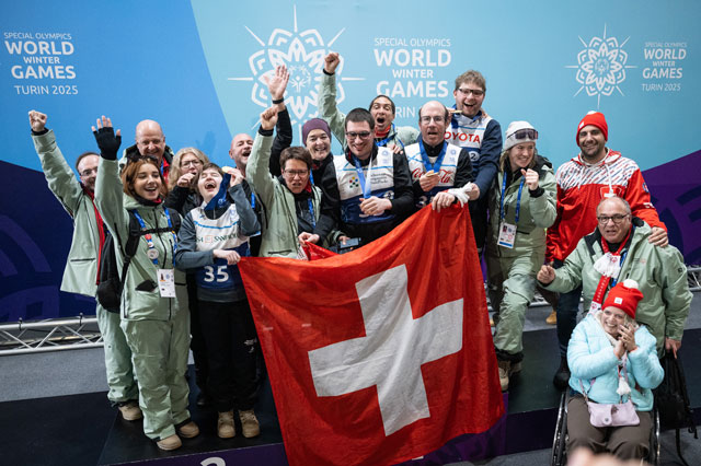 Bild der Schweizer Delegation mit Schweizer Flagge
